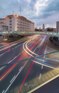 Wojna Świateł pod obiektem Okrągła kładka - Widok na pomnik Czynu Rewolucyjnego