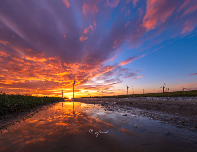 Niebo w ogniu, nad elektrownia wiatrową w Łańcucie, woj. podkarpackie